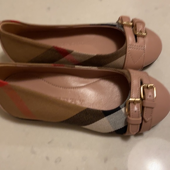 Beautiful Burberry flats for girls.  European size 27 - Picture 2 of 7
